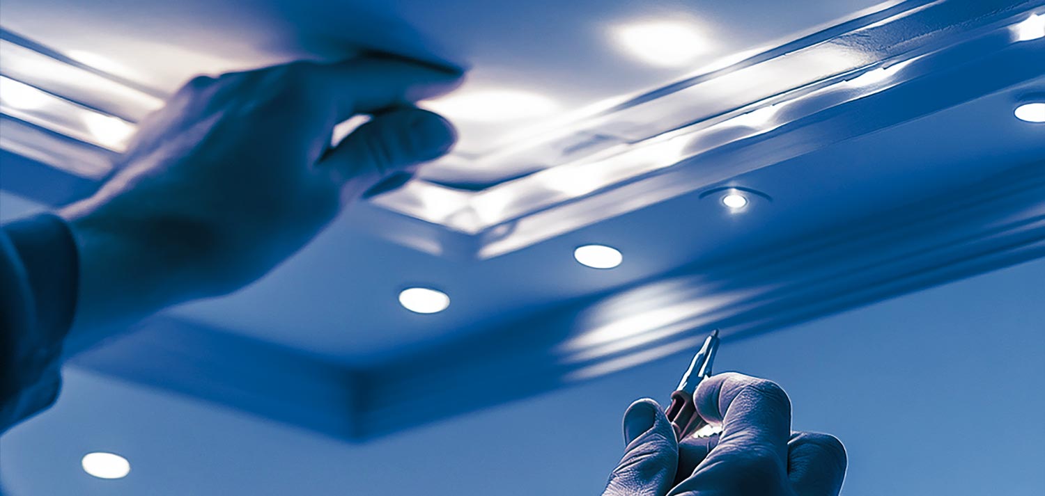 Hände Montieren an einer LED Leiste an einer weißen Decke