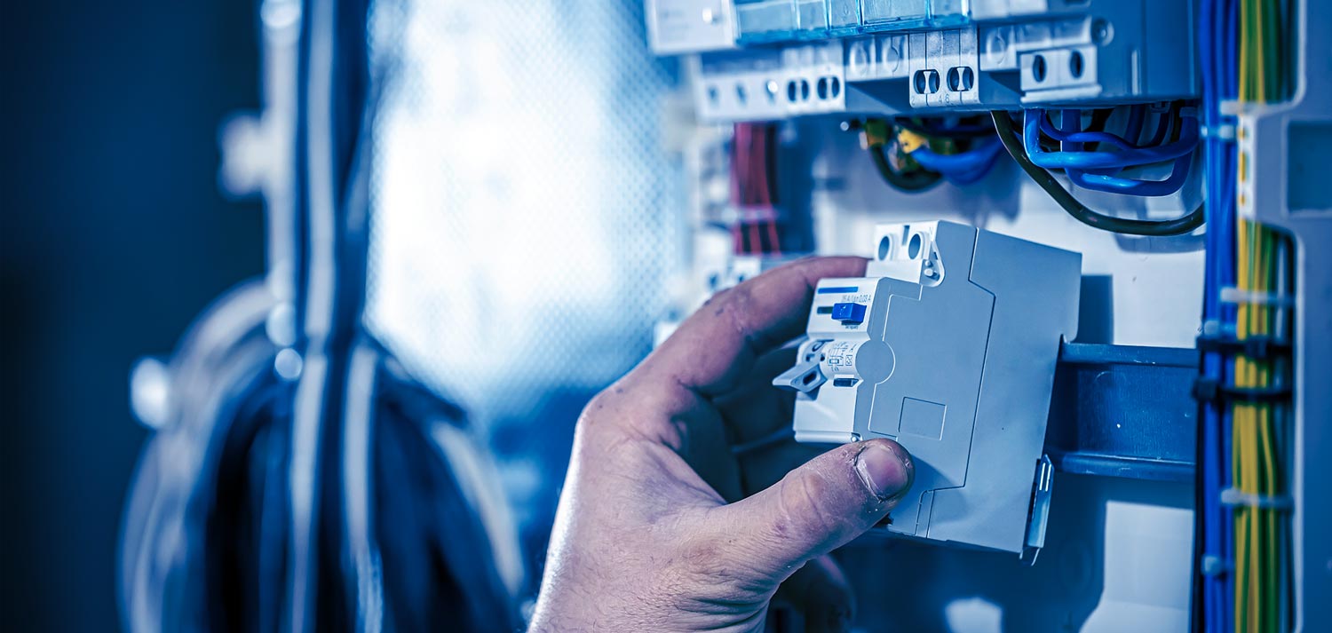 Hände montieren an einem Schaltschrank